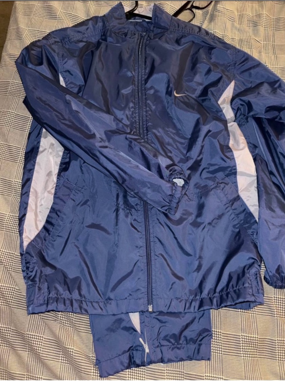 Vintage Nike Navy tracksuit  pants and jacket fits like a men’s small (boys xL)